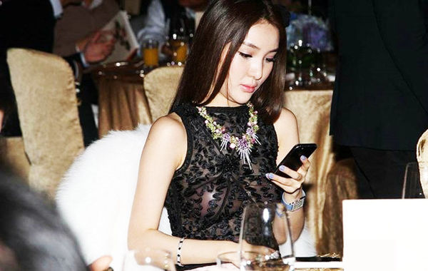 2013年11月30日，郭美美出席保利珠寶拍賣活動，現(xiàn)場郭美美一席透視的上衣性感現(xiàn)身，胸前乳貼顯露無