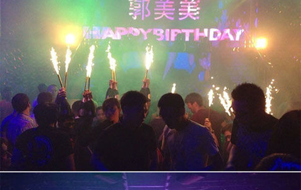 2013年6月16日下午，郭美美在網(wǎng)上曬出一組慶生照。通過照片可以看出，酒吧的巨大舞池中燃放焰火