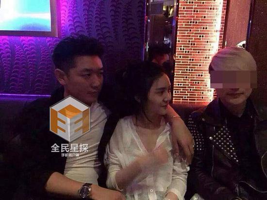 田源摟著激吻門女主，自稱是在勸架