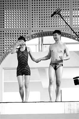 蔡卓妍進行《中國星跳躍》的訓練，她在教練田亮的陪伴下走上跳臺，但仍嚇得不敢往下看。 實習生 翟超 攝