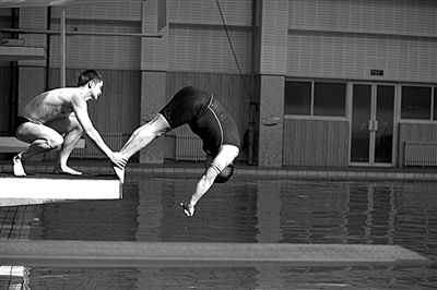 田亮正在給陳光標把關、塑形。