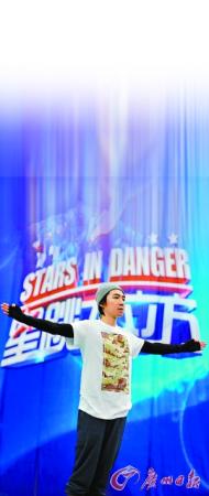 俞灝明以一個(gè)干凈利落的動(dòng)作從3米臺(tái)一躍而下。