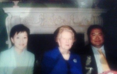 楊瀾丈夫公布與撒切爾夫人合影。