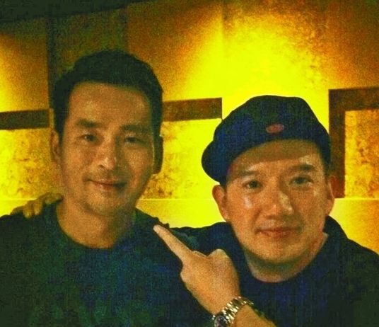 周焯華作為《低俗喜劇》投資人，與男主角杜汶澤合照。