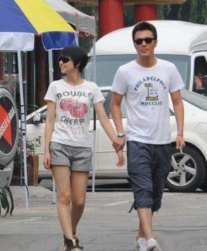 于小偉與高圓圓曾經(jīng)的出街照(資料圖) 于小偉與高圓圓曾經(jīng)的出街照(資料圖)