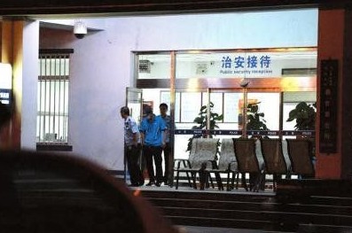 釋小龍走出派出所。