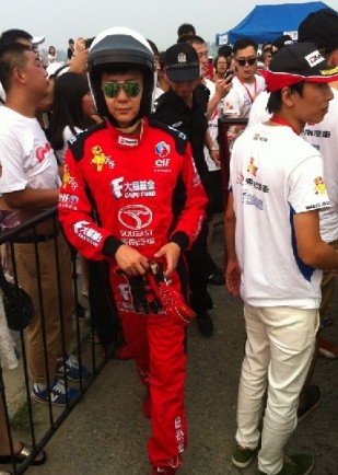 李晨撞車后看起來并無大礙，調(diào)整狀態(tài)繼續(xù)比賽。