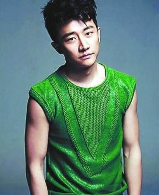 黃軒說起緋聞爆發(fā)的一剎那，語氣里還有點憤憤然。