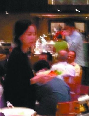 王菲在印度被網(wǎng)友偶遇。