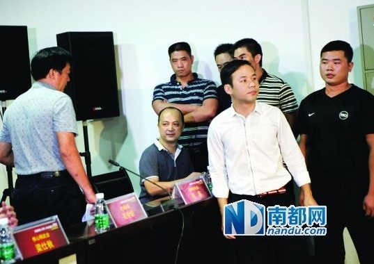 佛山精武會會長梁旭輝在弟子保護下來到現(xiàn)場。