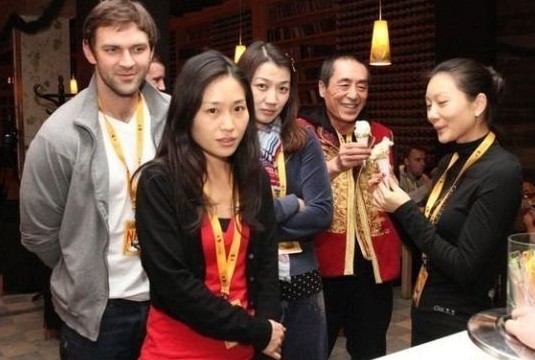 張藝謀妻子陳婷(右) 張藝謀妻子陳婷(右)