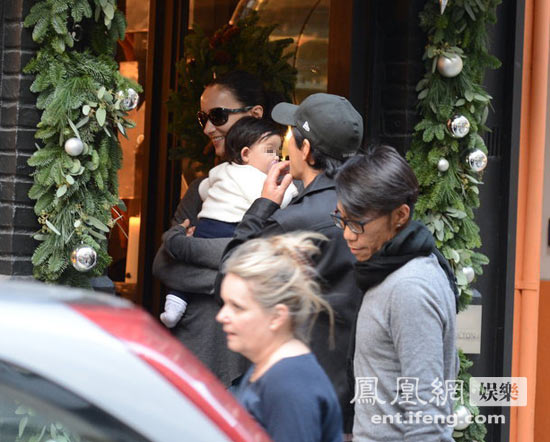 吳彥祖攜帶妻女外出逛街，小寶貝萌態(tài)十足。