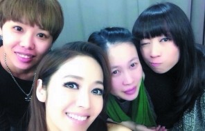 侯佩岑（中）14日在微博公開近照，被粉絲看出臉變圓。