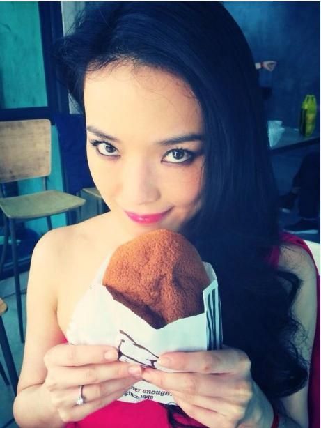 舒淇曬鴿子蛋戒指。