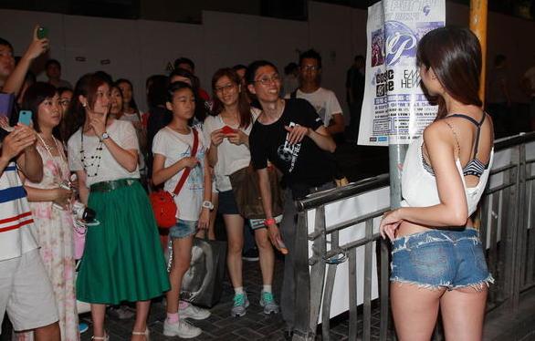 嫩模仙樂都性感著裝惹大叔圍觀，無懼與馬來西亞美女比身材。