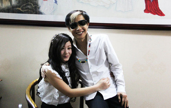 近日，55歲的鄧建國攜新女友恩愛現(xiàn)身，不但大曬甜蜜私密生活照，還在人前勾肩搭背大秀恩愛。