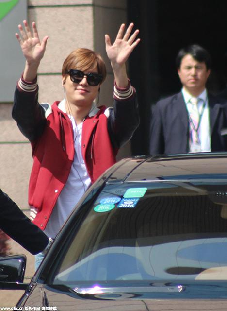 李敏鎬現(xiàn)身?yè)]手不斷 墨鏡遮面臉圓走樣也可愛(ài)