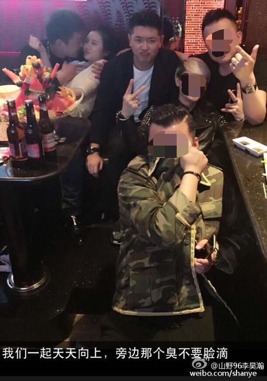 田源朋友辟謠稱左側抱著女子親吻的是田源的發(fā)小，女子的男友。