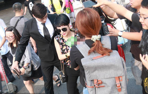 2015年7月6日，北京，陶喆前任楊子晴現(xiàn)身首都機(jī)場(chǎng)。剛一出來就遭到媒體圍堵，問及7號(hào)陶喆會(huì)有反駁證據(jù)