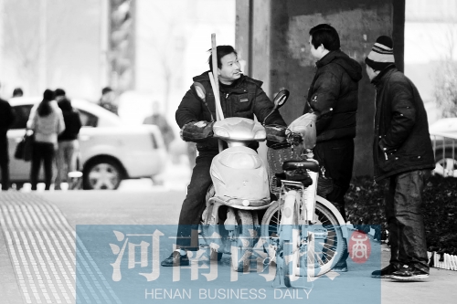 想讓農(nóng)民工安定下來，城市要給他們相應(yīng)的福利待遇，還有家的感覺