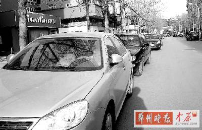 友愛路，路邊停了一排車，本來不寬的路就變得更窄了。