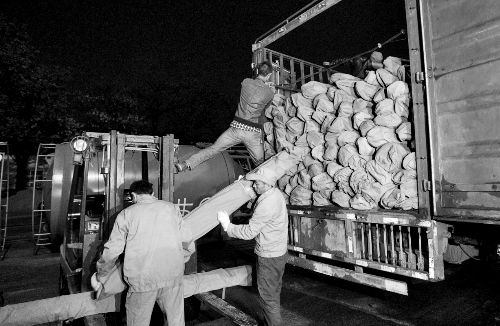 　23日凌晨，首批200套簡易廁所在鄭州裝車