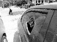 有個人晃了一圈后，寶馬、現(xiàn)代、越野的車窗都“長”出大窟窿