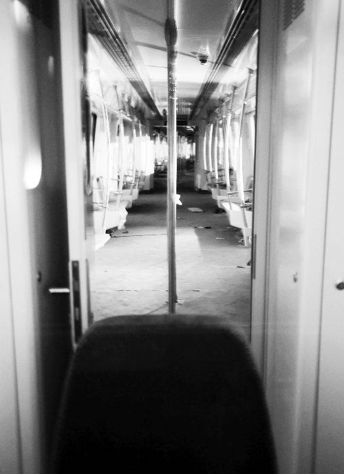 透過(guò)擋風(fēng)玻璃，依稀能看到車(chē)廂內(nèi)的樣子