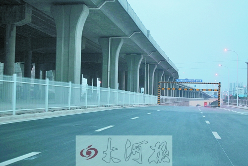 下穿隧道限高3米，不影響公交車通行。