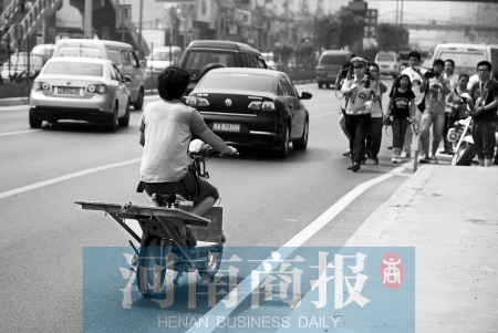 剛駛出隧道口，騎電動(dòng)車的他被交警攔下 邱曉峰/攝