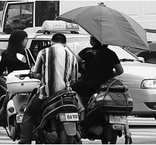 昨日，鄭州市鄭州花園路與農(nóng)業(yè)路交叉口，電動車裝傘埋下安全隱患