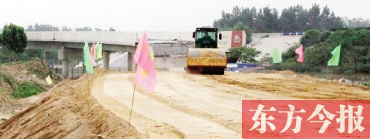 　昨日，正在施工中的鄭州市文化路與連霍高速互通式立交