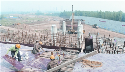 中原西路西南繞城高速公路互通式立交項目已完成總工程量的35%。