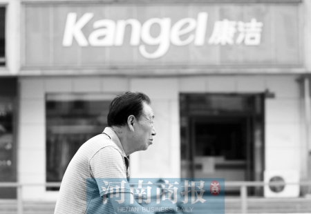 　這一切，將會給康潔公司、加盟商，乃至鄭州洗衣行業(yè)，帶來什么？ 記者 趙卓/攝