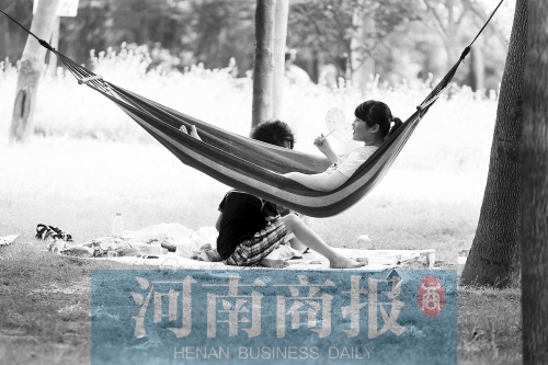 天又熱了起來，外出游玩，記得防曬哦 記者 趙卓/攝　