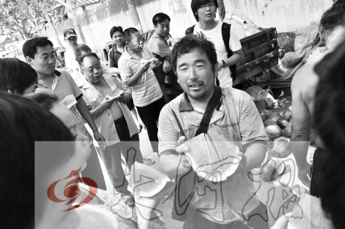 為了表示感謝，陳小立切西瓜分給大家吃。