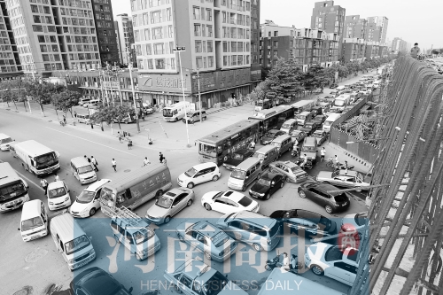 路口四個(gè)方向直行、左轉(zhuǎn)交織，車輛相互抵頭，無法正常通行