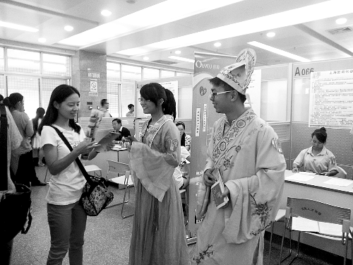 招聘會上，企業(yè)玩起行為藝術(shù)。