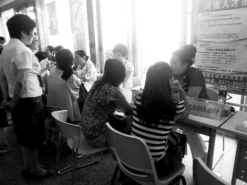 招聘會，導(dǎo)師團正與大學(xué)生面對面交談。