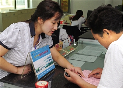 一位男士在金水區(qū)房管局辦事窗口詢問公租房申請(qǐng)手續(xù)如何辦理。
