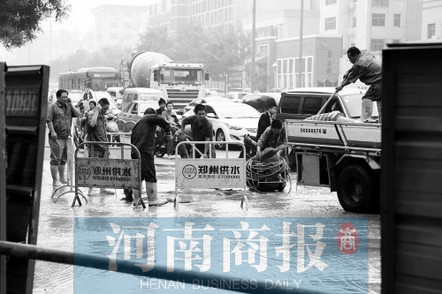 工作人員正在搶修，預(yù)計(jì)今晚能恢復(fù)供水