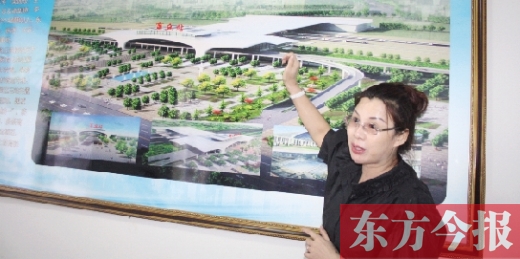 梁園區(qū)高鐵建設指揮部常務副指揮長、梁園區(qū)委副書記杜麗亞向記者介紹高鐵站效果圖
