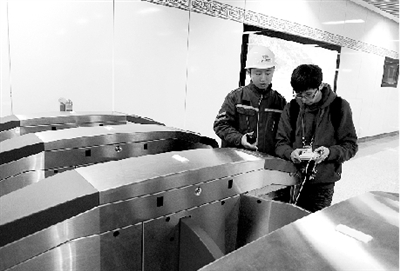 昨天上午，體育中心站，工作人員正在對(duì)進(jìn)出站閘機(jī)進(jìn)行調(diào)試。