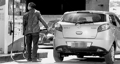 昨天晚上，淮河路一加油站，司機(jī)一邊為汽車加油，一邊緊盯跳動(dòng)的計(jì)量表。