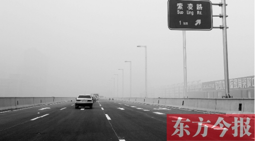 昨天上午，東方今報(bào)記者跟隨鄭州市交巡警部門，提前探路已具備通車條件的鄭州市三環(huán)快速路