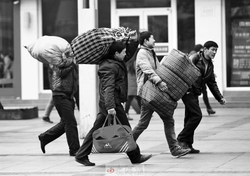 鄭州火車站廣場，行色匆匆的趕路人。