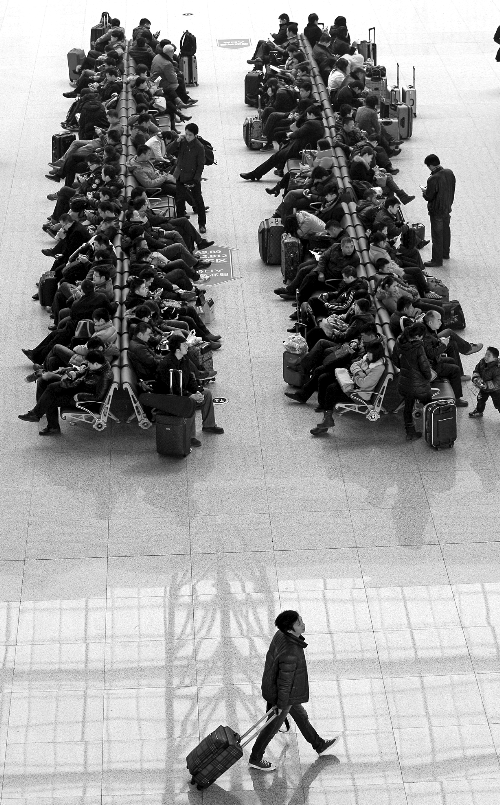 鄭州東站候車室，一些乘客在候車。