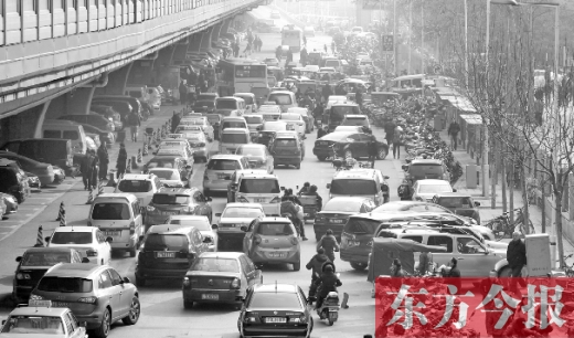 鄭大一附院北門的馬路被非機(jī)動(dòng)車占去一條車道，這里也極易造成交通擁堵