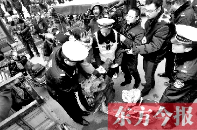 面對(duì)要暫扣的非機(jī)動(dòng)車，看車人急了