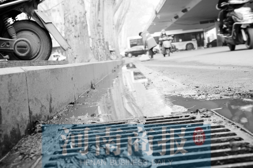 現(xiàn)場(chǎng)，污水流到了機(jī)動(dòng)車道上